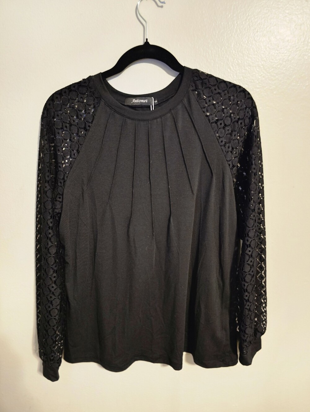 Autumnz Black Long-Sleeve Lace Raglan Top